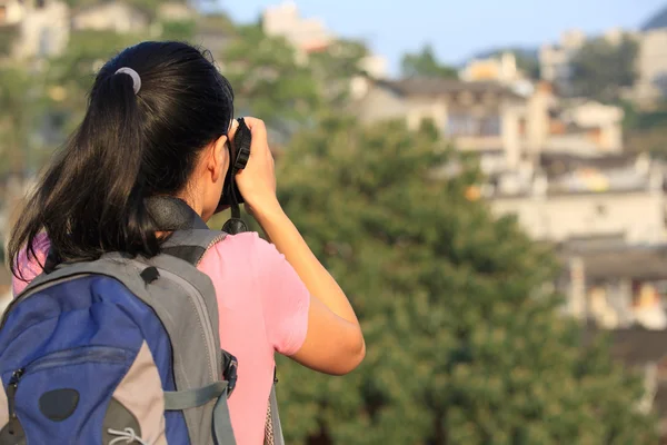 Turista mujer tomando fotos en fenghuang ciudad antigua, china — Foto de Stock