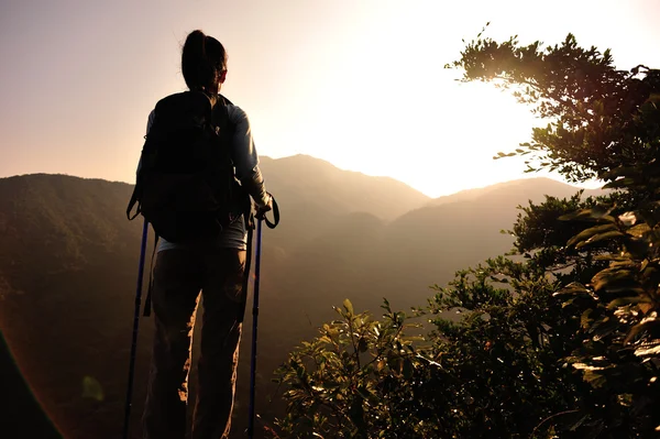 Jublande kvinna vandrare öppna armar på bergstoppen — Stockfoto