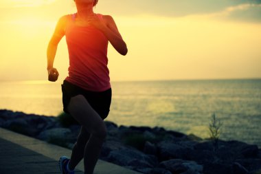 Deniz kenarında çalışan runner atlet. kadın fitness siluet gündoğumu koşu egzersiz sağlık kavramı.