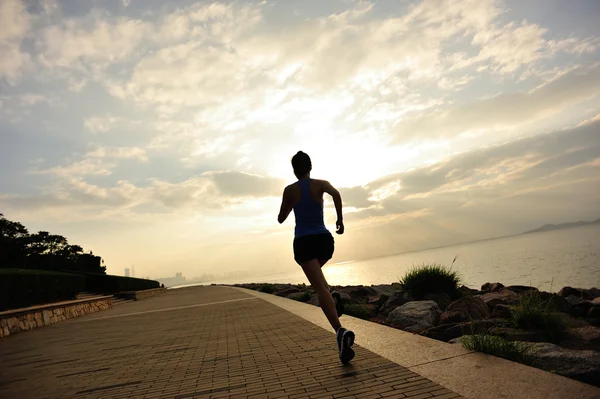 Runner atleet draait op zee. vrouw fitness silhouet zonsopgang joggen training wellness-concept. — Stockfoto