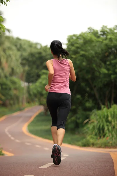 Löpare idrottsman kör på vägen. kvinna fitness jogging träning wellness koncept. — Stockfoto