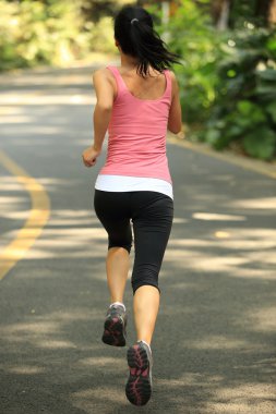 Yol runner atlet. kadın fitness egzersiz sağlık kavramı koşu.