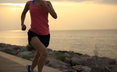 Deniz kenarında çalışan runner atlet. kadın fitness siluet gündoğumu koşu egzersiz sağlık kavramı.