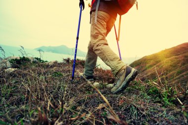 Kadın uzun yürüyüşe çıkan kimse bacaklar deniz iz hiking