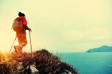 Sahil dağ izi hiking kadın uzun yürüyüşe çıkan kimse
