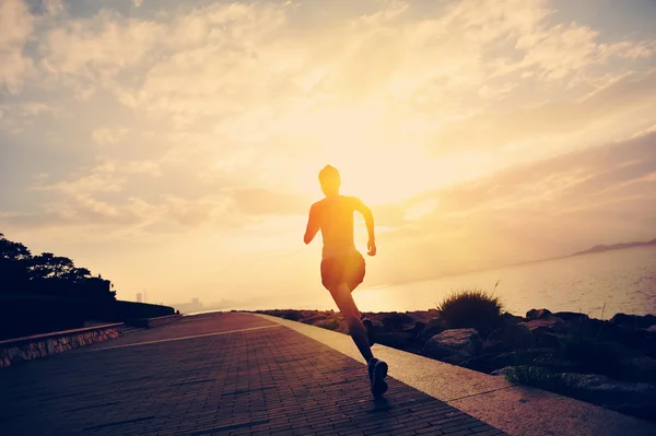 Runner atleet draait op zee. vrouw fitness silhouet zonsopgang joggen training wellness-concept. — Stockfoto