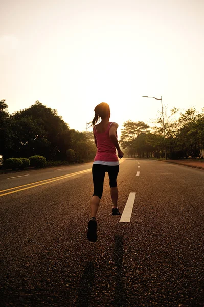Бегущий спортсмен бежит по дороге. женщина фитнес восход солнца бег трусцой тренировки оздоровительный концепт . — стоковое фото