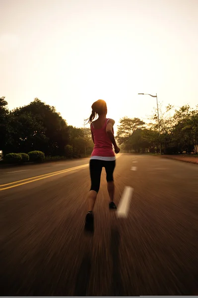 Läufer, der auf der Straße läuft. Frau Fitness Sonnenaufgang Jogging Workout Wellness-Konzept. — Stockfoto