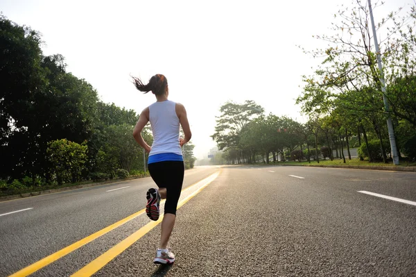 Runner atleet draait op weg. — Stockfoto