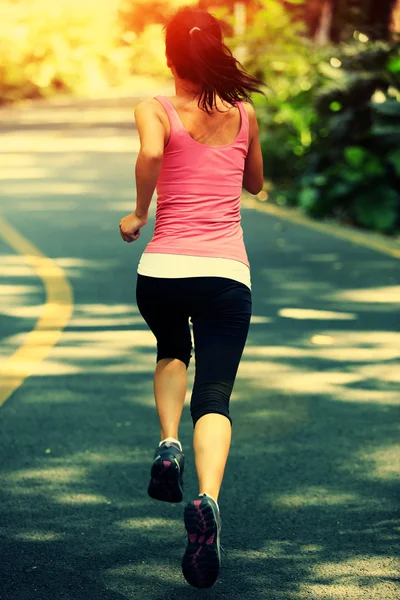 Runner atleet draait op weg. vrouw fitness training wellness-concept joggen. — Stockfoto