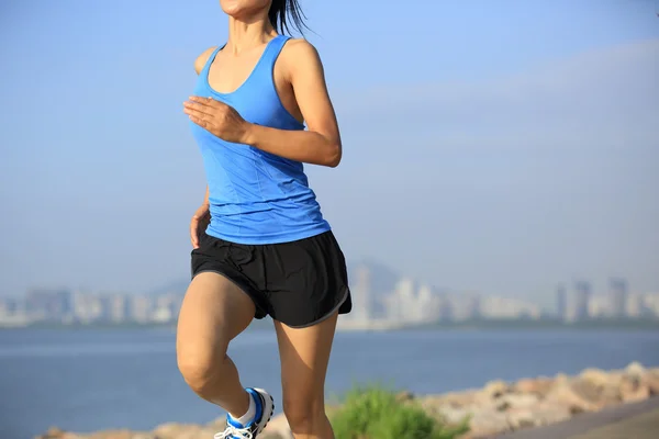 Runner atleet draait op zee — Stockfoto