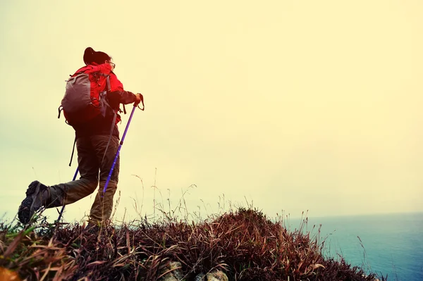 Donna escursionista escursioni sul sentiero di montagna sul mare — Foto Stock