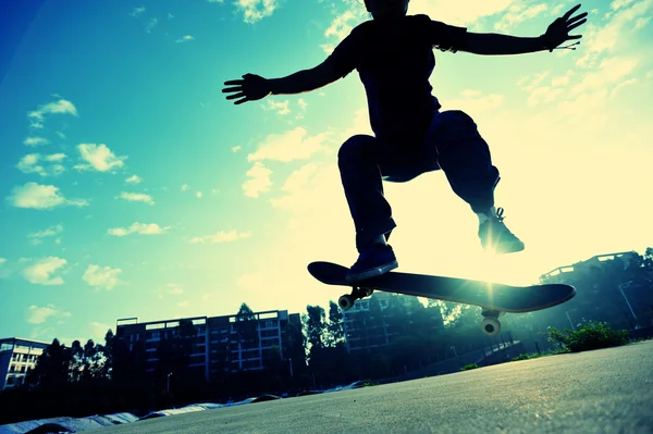 Скейтбордист на открытом воздухе — стоковое фото