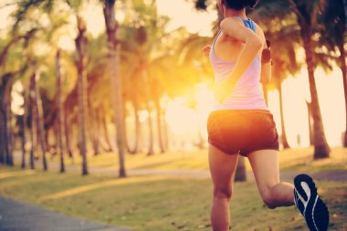 tropikal Parkı'nda çalışan runner atlet. kadın fitness koşu egzersiz sağlık kavramı.