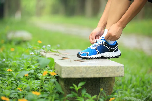 Mujer atando cordones al aire libre —  Fotos de Stock