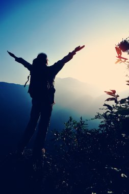 Kolları açık bir kadın yürüyüşçü