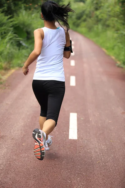 若いフィットネス女性ジョギング — ストック写真