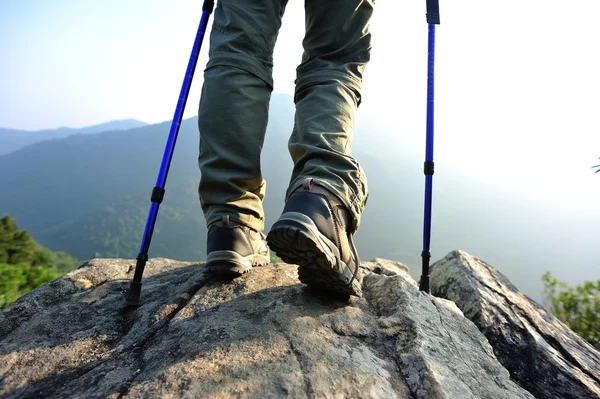 Caminhante no topo da montanha — Fotografia de Stock