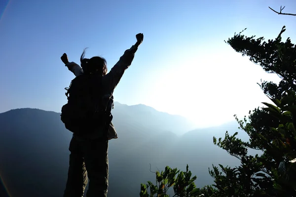 Wanderin mit offenen Armen — Stockfoto