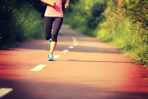 Junge Fitness-Frau joggt — Stockfoto