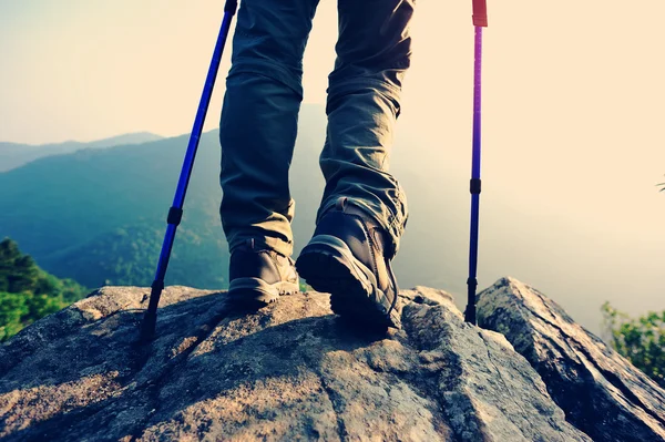 Kvinnan hiker på mountain rock — Stockfoto