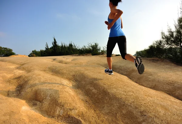 Unga fitness kvinna jogging — Stockfoto