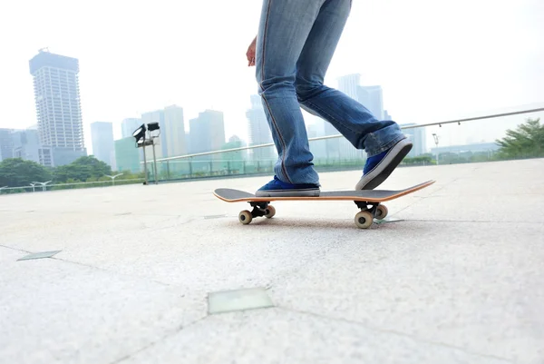 Masculino com skate no skatepark — Fotografia de Stock