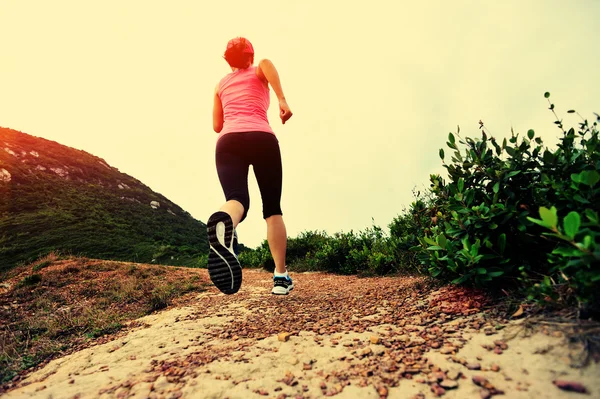 Giovane fitness femminile jogging — Foto Stock