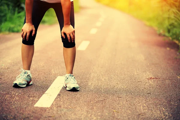 Tired female runner taking — Stock Photo, Image