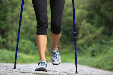 Kadın hiker izinde