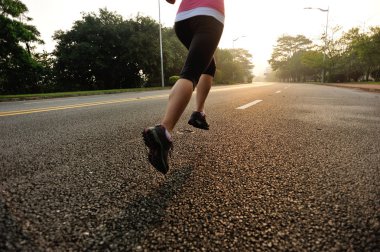 tropikal park iz üzerinde çalışan runner atlet