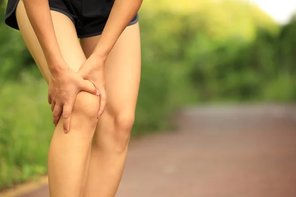 Corredor tocando deportes lesionado rodilla — Foto de Stock