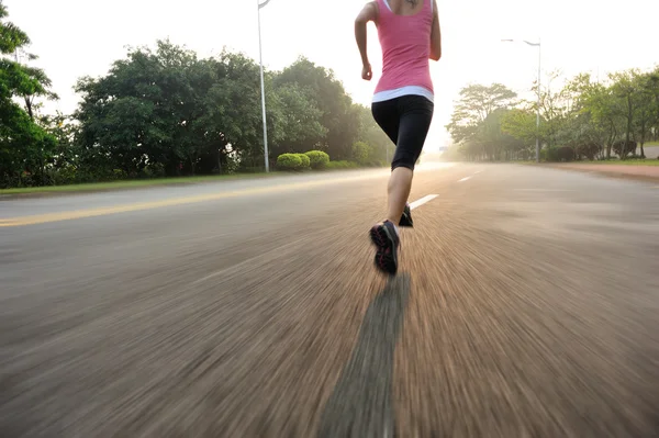 Sportovec běžec běží na tropický park stezce — Stock fotografie