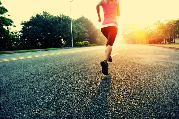 Corredor atleta corriendo en pista de parque tropical — Foto de Stock