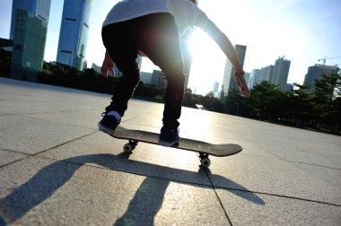 Erkek skatepark, kaykay ile