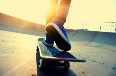 Erkek skatepark, kaykay ile