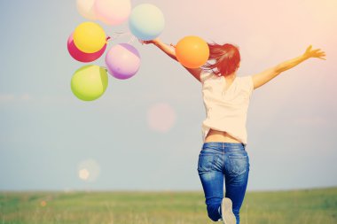 Renkli balon ile çalışan kadın