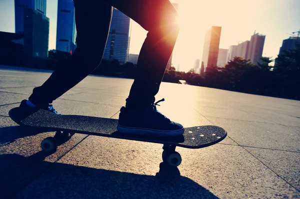 Чоловік зі скейтбордом на скейтпарку — стокове фото