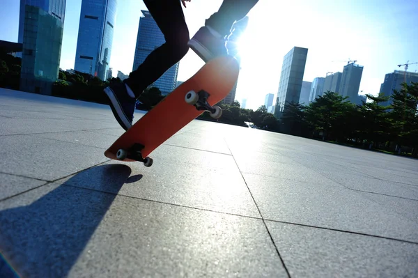 Hombre con monopatín en skatepark — Foto de Stock