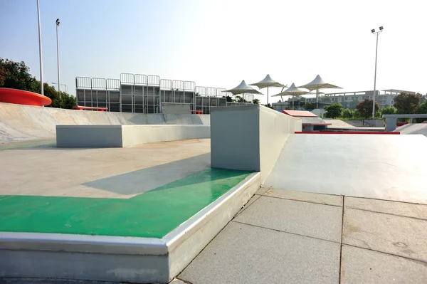 Moderní skatepark rampy — Stock fotografie