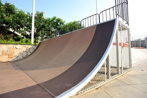 Rampy nowoczesny skatepark — Zdjęcie stockowe