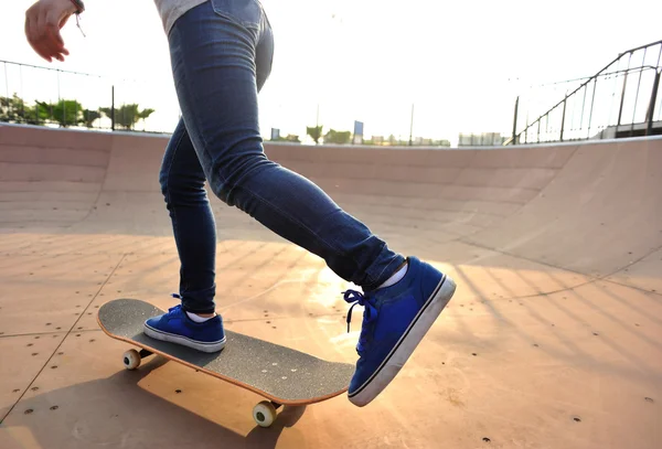 Мужчина со скейтбордом в скейтпарке — стоковое фото