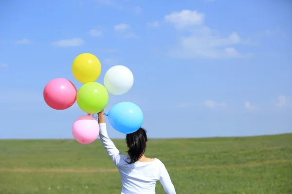 Vrouw met gekleurde ballonnen — Stockfoto