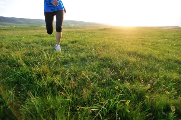 Genç fitness kadın bacakları — Stok fotoğraf