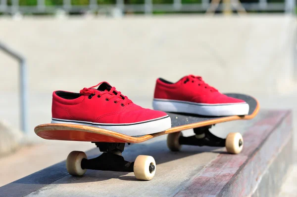 Sport sneakers op skateboard — Stockfoto