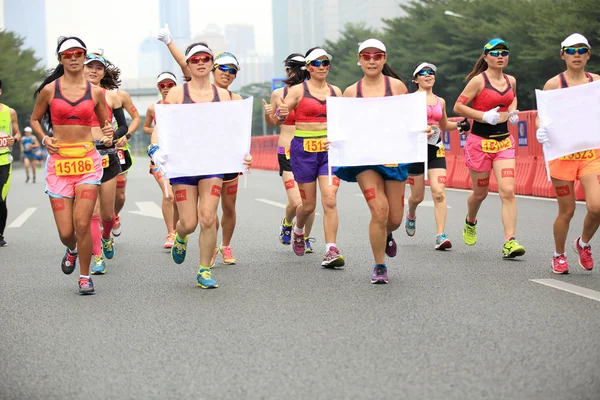 Спортсмени під керуванням в Шеньчжені міжнародний марафон — стокове фото