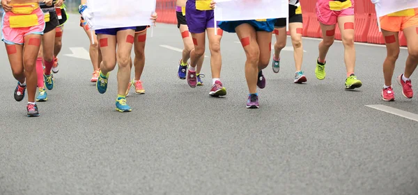 Athlètes féminines marathon concourant en fitness — Photo