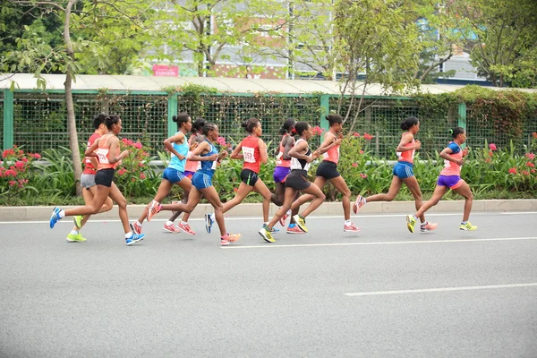 Maratonští běžci na ulici — Stock fotografie