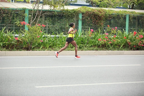 Corredores de maratona na rua — Fotografia de Stock