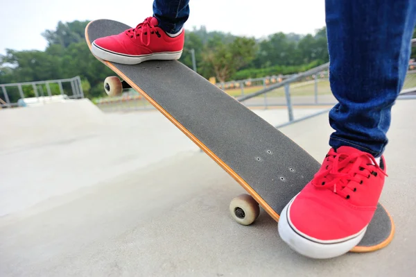 Donna gambe skateboard — Foto Stock